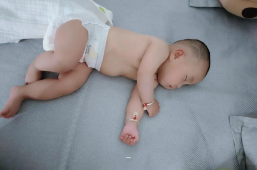 北京代生子机构包男孩宝宝胳膊上起红疙瘩